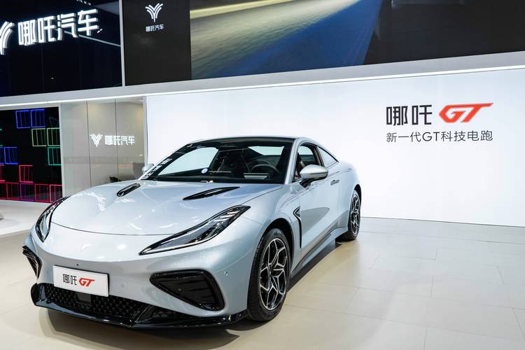 惠州70哪吒汽车在智能汽车领域的表现，领途汽车在新能源汽车市场中的影响力